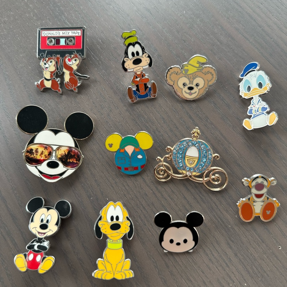 Disney Trading Pins Lot 11pc Mickey Pluto Donald Goofy Tigger Cinderella.